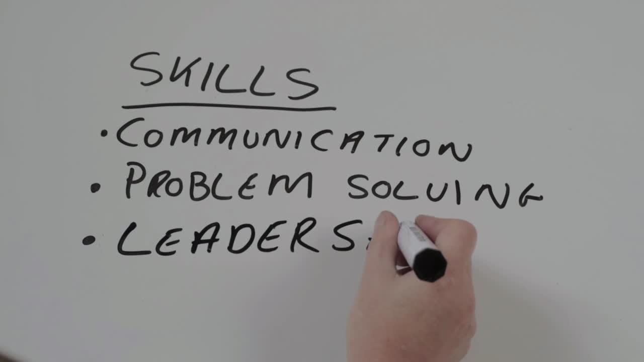 lista de habilidades de escritura a mano en una pizarra