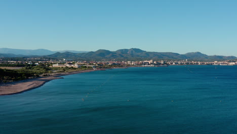 la costa de la bahía de saint raphael frejus fue tomada desde el aire en francia.