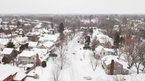 Casas-Aéreas-Cubiertas-De-Nieve-En-Un-Barrio-Suburbano-Durante-El-Invierno