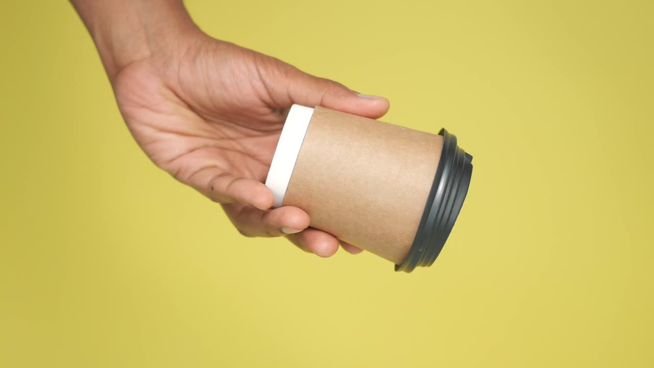 커피 컵을 들고 있는 손