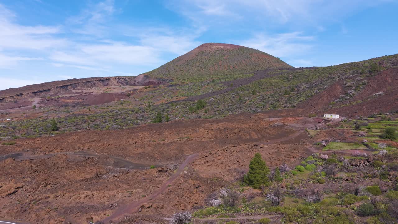 Veduta aerea del vulcano di Tenerife con campi di lava e paesaggio aspro.