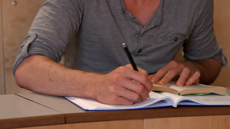 estudiante tomando notas en la conferencia