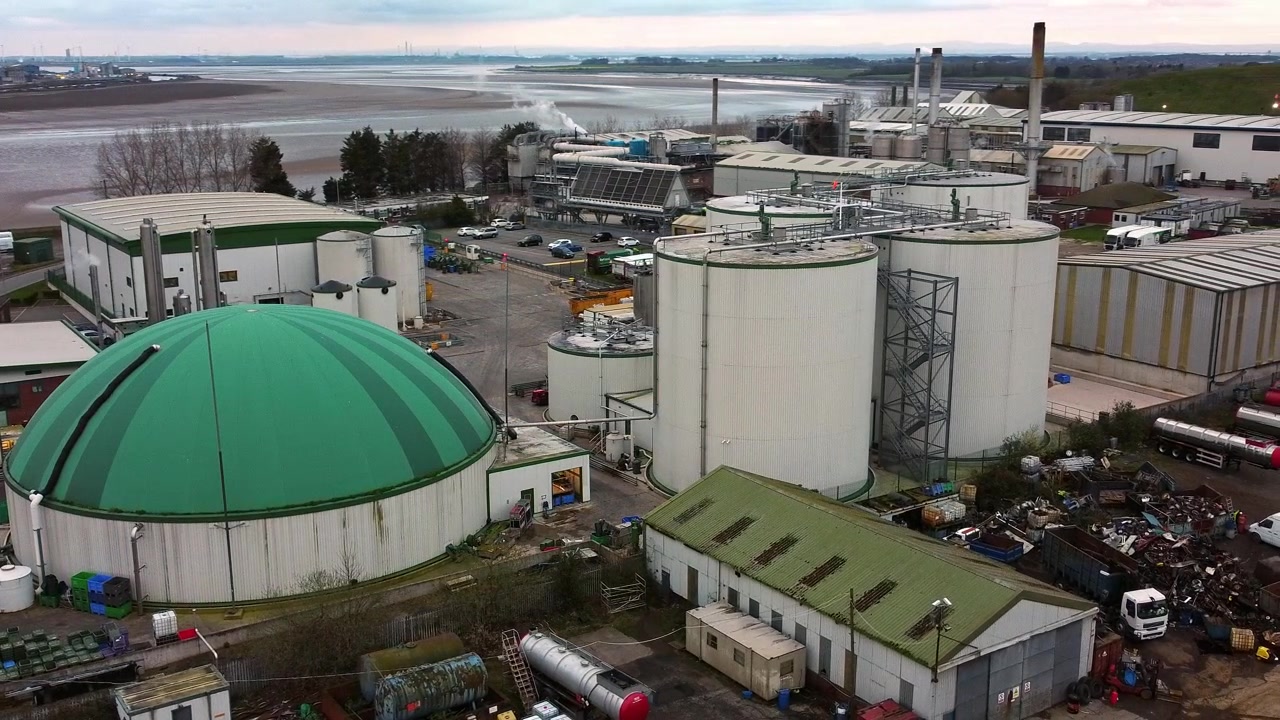 Industrielle, grün gekuppelte Siloanlage für biologisch abbaubares Recycling von Lebensmittelabfällen, Luftaufnahme, langsamer Linksorbit.