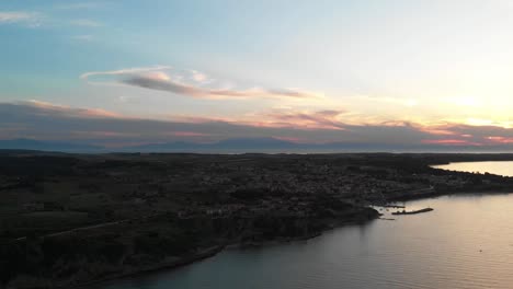 Wunderschöner-Sonnenuntergang-An-Der-Küste-Von-Chalkidiki,-Griechenland.-Luftschwenk