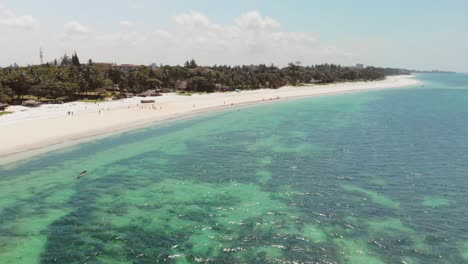 Playa-De-Mombasa-Durante-Una-Puesta-De-Sol-Nublada,-Con-Resorts-Al-Fondo