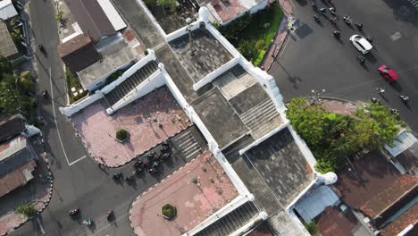 tomado por un dron o vista aérea, plengkung gading o plengkung nirbaya es un edificio histórico en la puerta del palacio de yogyakarta