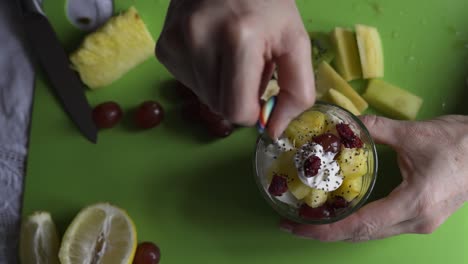 Un-Delicioso-Tazón-Colorido-De-Semillas-De-Chía-De-Frutas-Y-Yogur,-De-Arriba-Hacia-Abajo