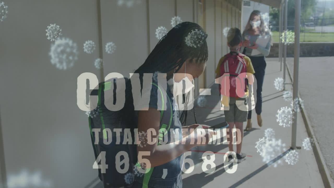 스마트폰을 사용하여 마스크를 착용하는 학교 소년에 대한 사례가 증가하는 코로나 19 텍스트