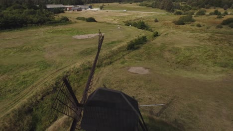 Faddersbol-Molle,-Thisted,-Dänemark-–-Ein-Blick-Auf-Die-üppige-Umgebung-Rund-Um-Die-Antike-Windmühle-–-Rückzug-Aus-Der-Luft