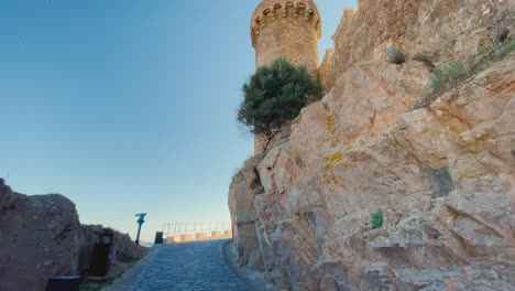 Tossa-De-Mar-Bucht-Von-Der-Burg-Bis-Zum-Strand-Mit-Grobem-Sand-Und-Türkisblauem-Meerwasser-Altes-Ummauertes-Mittelalterliches-Fischerdorf-Mittelmeer