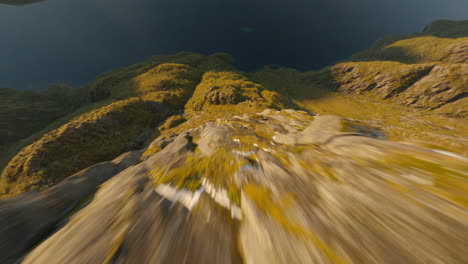 plongée rapide d'une montagne émergeant de son fjord, les îles lofoten en norvège, impressionnant vol cinématographique fpv