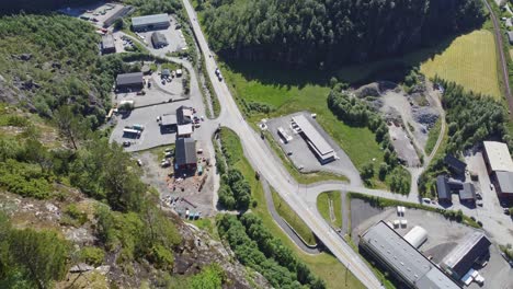 vista espectacular desde la ladera de una montaña de gran altitud sobre la infraestructura de noruega y la autopista e16 en dalekvam noruega - carretera que conecta dos ciudades más grandes, bergen y oslo antena