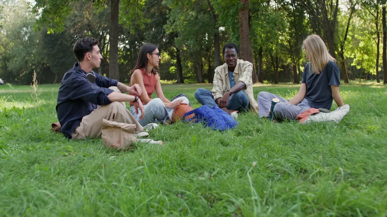 공원에서 휴식을 취하는 친구들