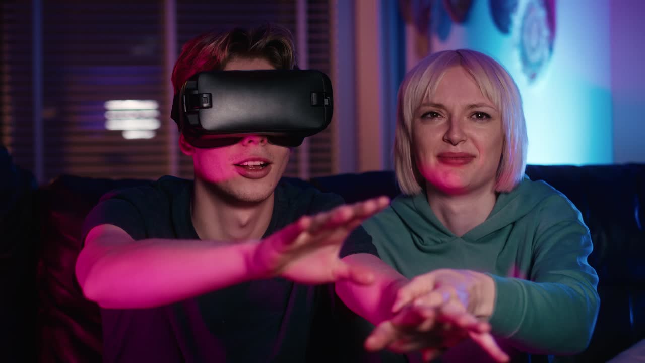 joven pareja caucásica divirtiéndose mientras usa gafas vr