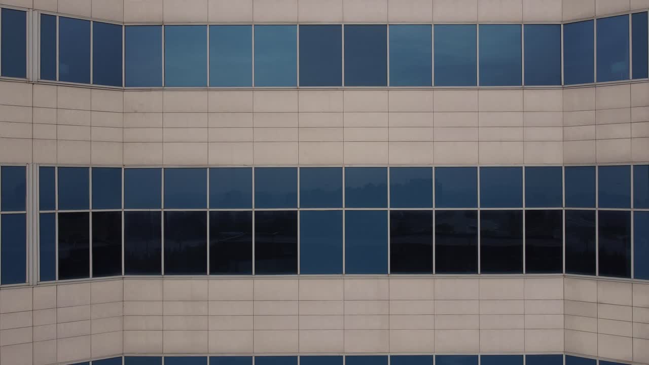 ventana de la pared del hospital reflejada