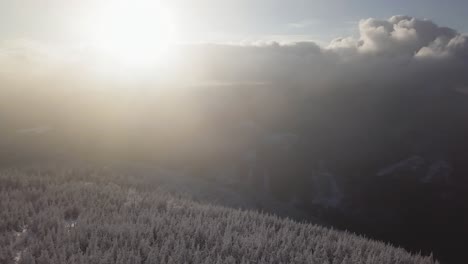 La-Cámara-Se-Desplaza-Hacia-Arriba-Y-Gira-Hacia-Un-Lado-Mientras-Vuela-Por-Encima-De-Los-árboles-Congelados-Hacia-Las-Nubes-En-Las-Montañas-Beskydy,-Uhd-O-4k,-30fps