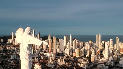 Vista-De-Dron-De-Cristo-Redentor-En-Balneario-Camboriú