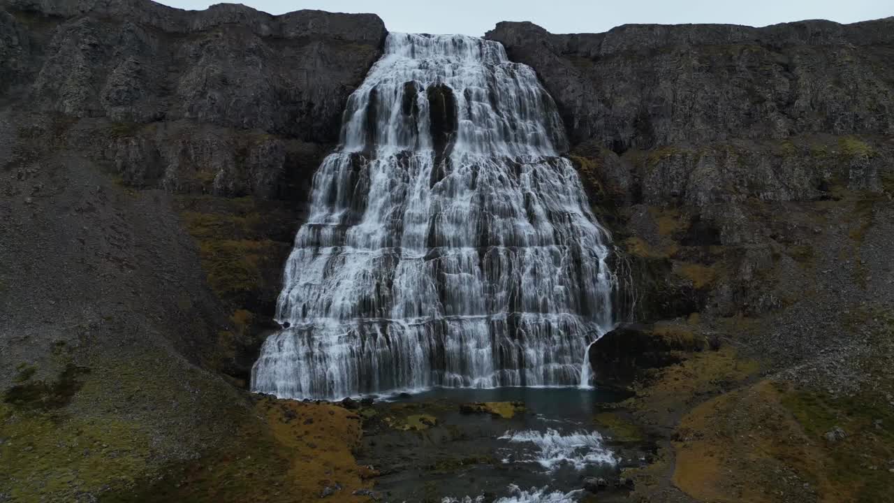 tomada de un avión no tripulado de la cascada de dynjandi en islandia durante el invierno por la mañana2