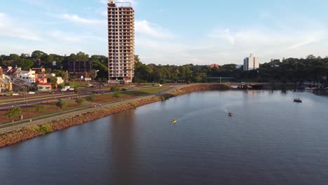 Ruhige-Luftaufnahme-Des-Damms-Mit-Yachten,-Die-Im-Parana-Fluss-Segeln