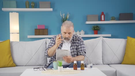 el hombre olvidadizo está resolviendo rompecabezas.