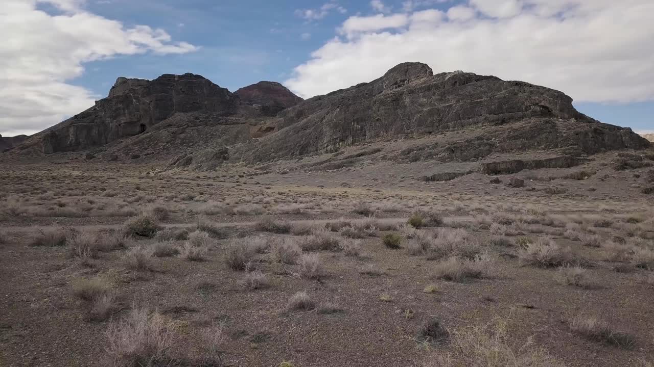 ユタ州西部の砂漠の風景と山脈。4K空撮映像。
