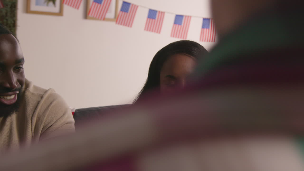 amigos en casa celebrando con la fiesta por el día de la independencia de estados unidos el 4 de julio haciendo aclamaciones con alcohol 3