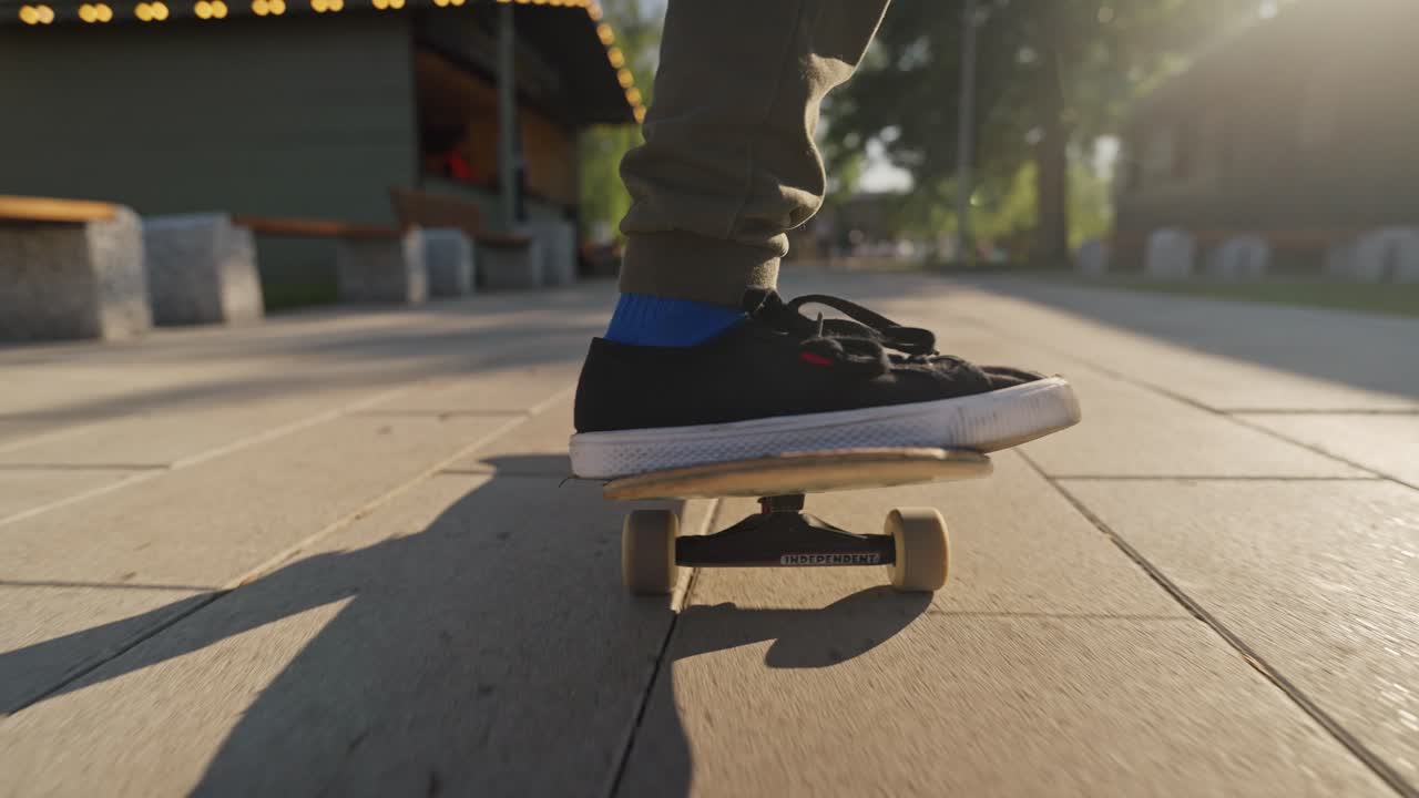 Bambino che fa Skateboard