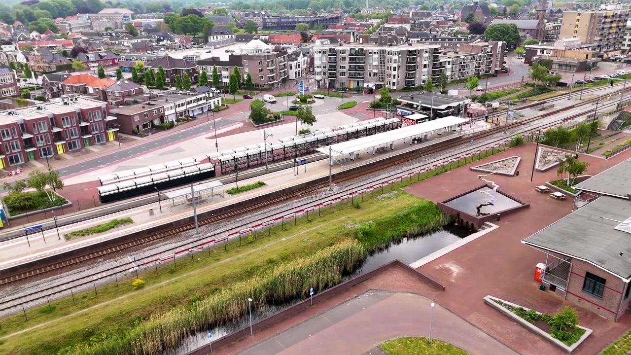 Luchtfoto van een rustig treinstation in een klein stadje