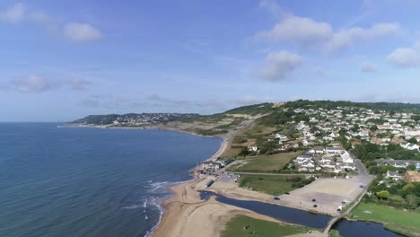 Luftaufnahme-Von-Charmouth-Und-Der-Juraküste,-Die-Nach-Oben-Zeigt