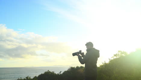 Un-Joven-Mirando-Fotos-Con-Una-Cámara-DSLR.