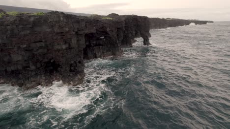 Vista-Panorámica-Aérea-Del-Arco-Marino-De-Holei-En-Hawaii.