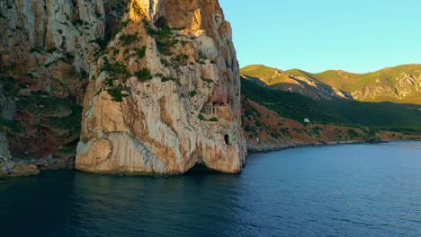 Toma-Cinematográfica-De-Un-Dron-Volando-Cerca-De-La-Terminal-De-Carga-De-Porto-Flavia,-Masua,-Sur-De-Cerdeña,-Italia