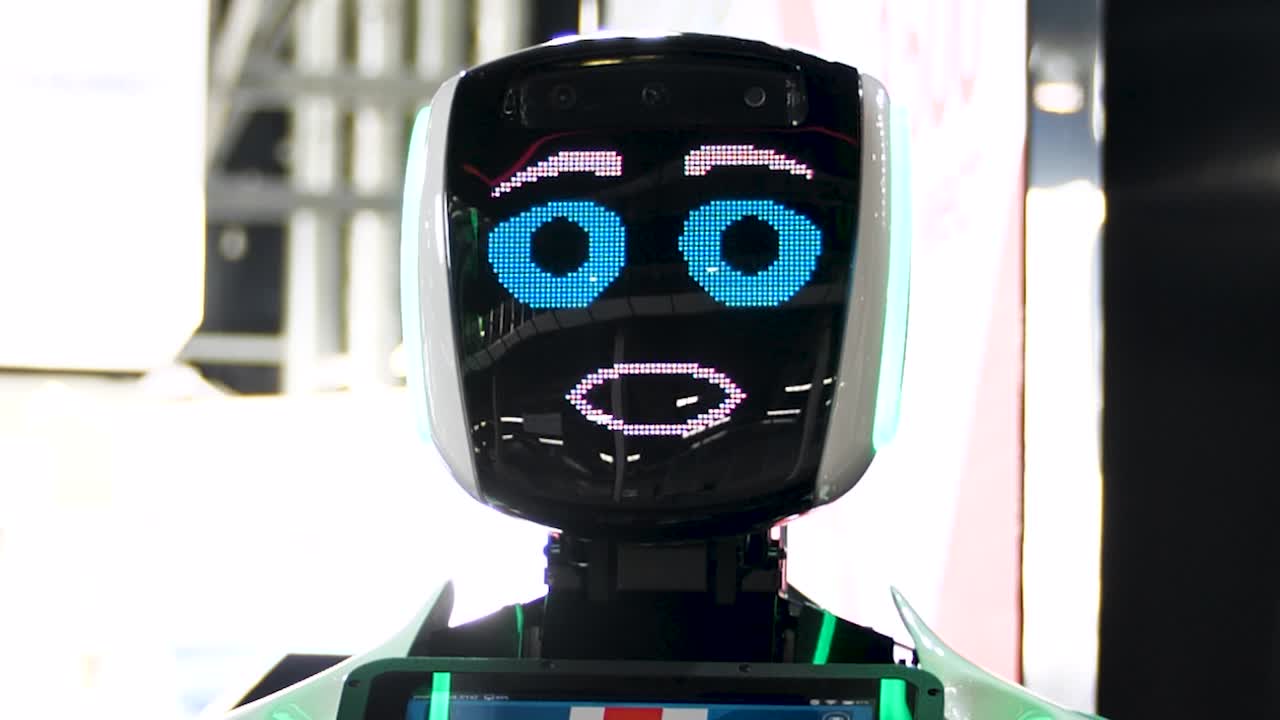 robot amistoso con cara de led
