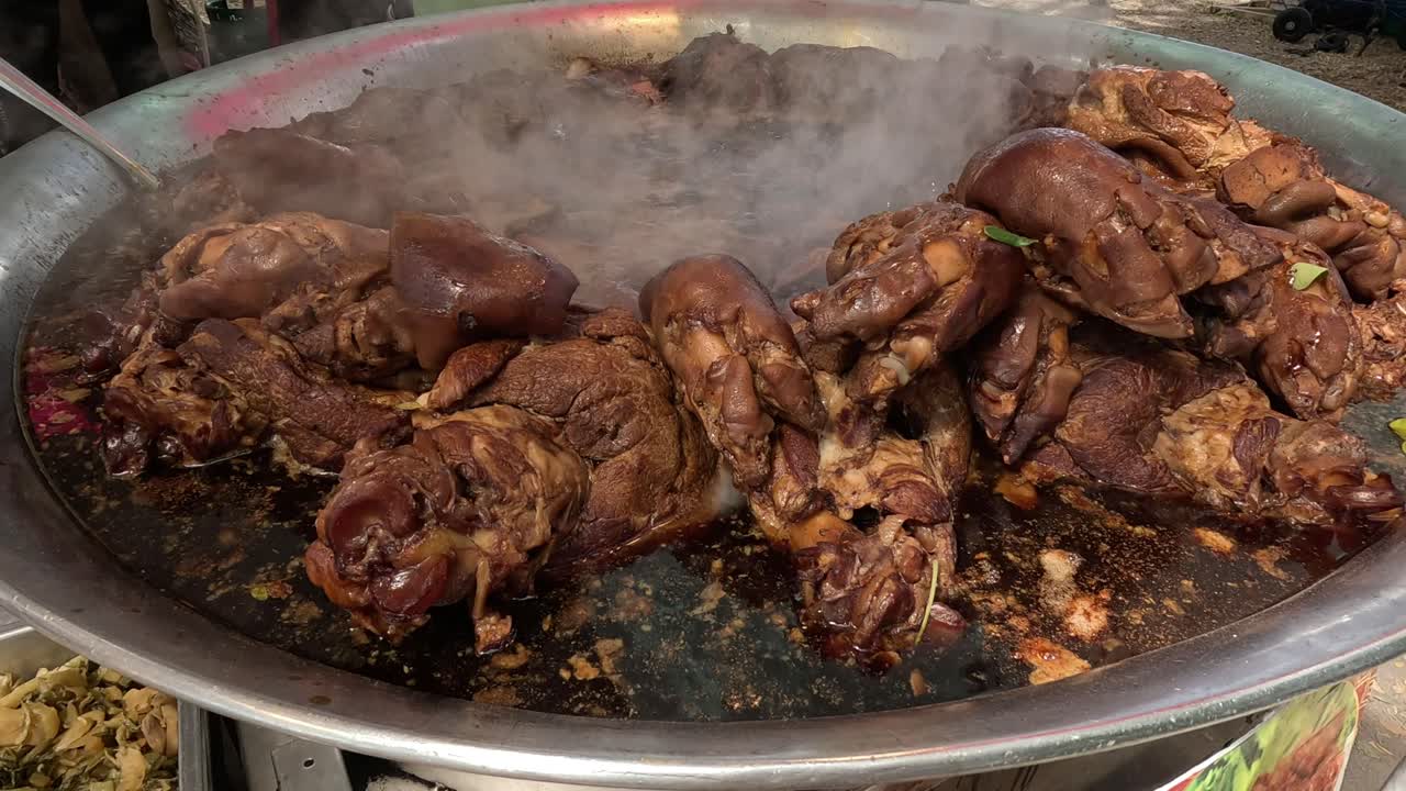 Preparazione di spezzatino di coscia di maiale in una bancarella di street food