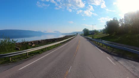 Punto-De-Vista-Del-Vehículo-Conduciendo-Un-Coche-En-Una-Carretera-En-Noruega