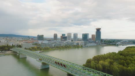 Tranvía-Rojo-En-El-Puente-Viejo-En-El-Centro-De-La-Ciudad-En-Un-Día-Nublado-En-Bratislava,-Eslovaquia---Vista-Aérea