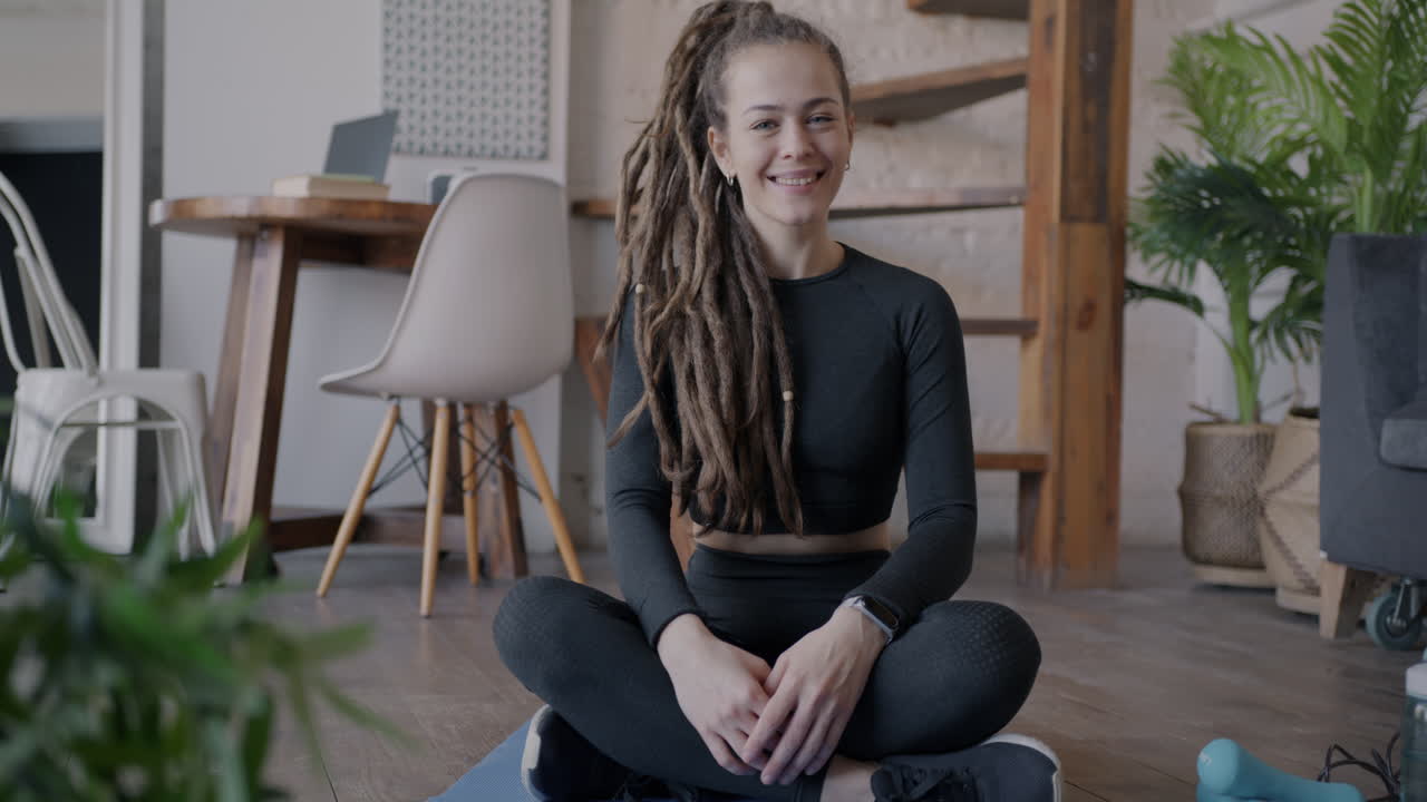 mujer haciendo un entrenamiento en casa