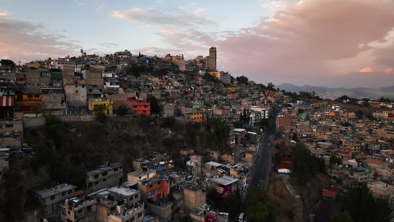 vista aérea ascendente de casas y calles pobres en las montañas de naucalpan, puesta de sol en méxico