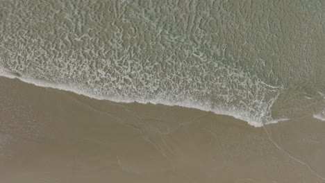 Klares-Meer,-Das-An-Der-Sandigen-Küste-In-Razo-Beach,-Galicien,-Spanien,-Gewaschen-Wird