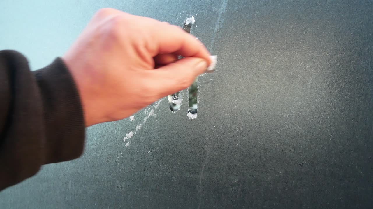 얼어붙은 창문에 "겨울"을 쓰고