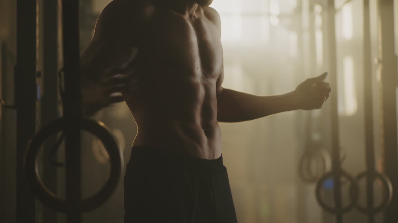 hombre preparándose para el entrenamiento en el gimnasio