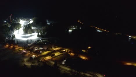 video de drones del estadio de esquí que se ilumina por la noche