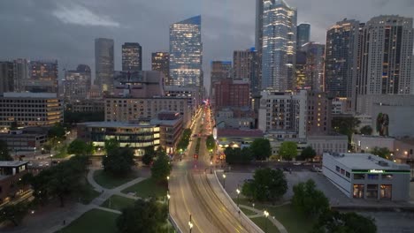 dolly tilt drone toma del centro de houston después del atardecer
