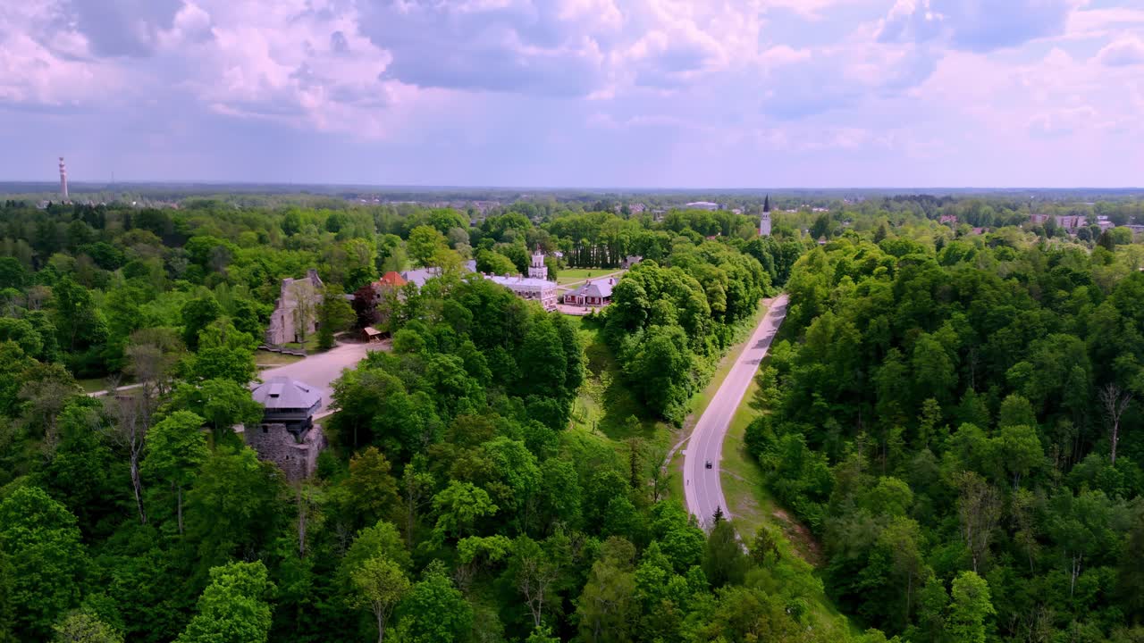 드론은 sigulda 중세 성과 유적, 라트비아 여행 건축을 내려다보고 있습니다.