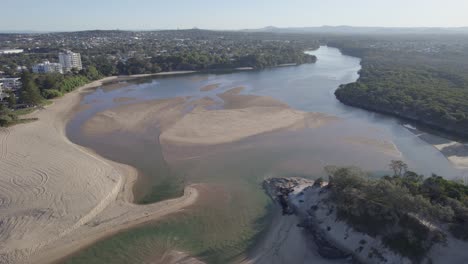 dunas de arena en la desembocadura del arroyo y lago currimundi en wurtulla, queensland, australia