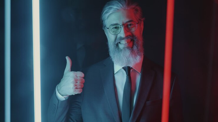 Uomo d'affari nella luce al neon