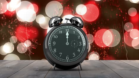 reloj despertador contando hacia atrás hasta la medianoche para el año nuevo
