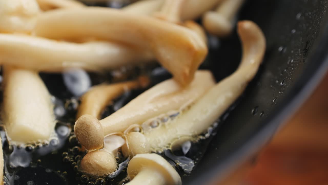 freír setas en una sartén