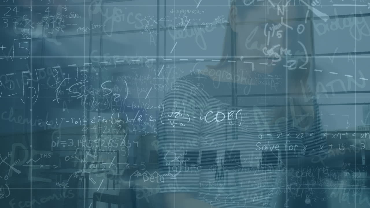 animación de fórmulas matemáticas en el lapso de tiempo con personas que caminan y mujer caucásica