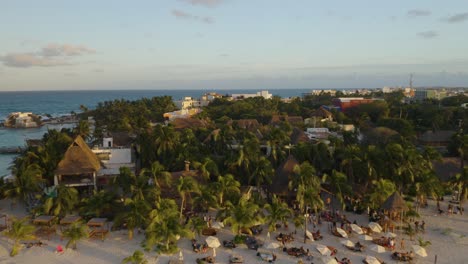 Drone-Vuela-Hacia-Atrás-Para-Revelar-A-Los-Turistas-En-La-Playa-Tropical-De-Arena-Blanca